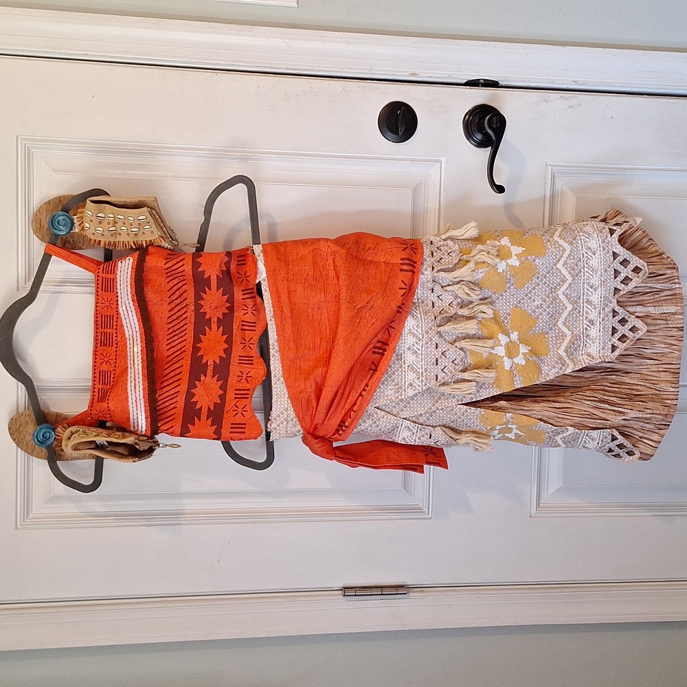Disney Store Moana Costume - Youth size 9/10 with Shoes!